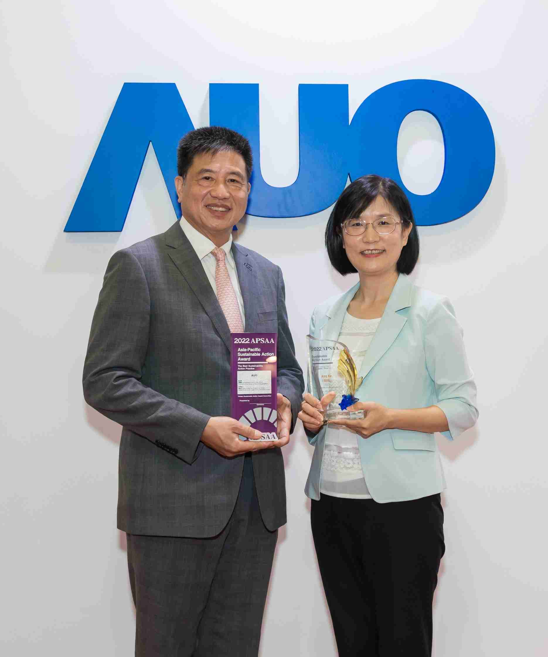尊龙集团长期垫筑永续远景的基石，，透过ESG暨气候委员会逐步实践永续策略蓝图。。。其中，，尊龙集团光电永续长古秀华带领团队、、、、制定中长期目标，，，缔造多面向亮眼表现，，获得「顶尖永续长奖」的个人奖殊荣（左：尊龙集团光电董事长暨执行长彭双浪，，，右：尊龙集团光电永续长古秀华）