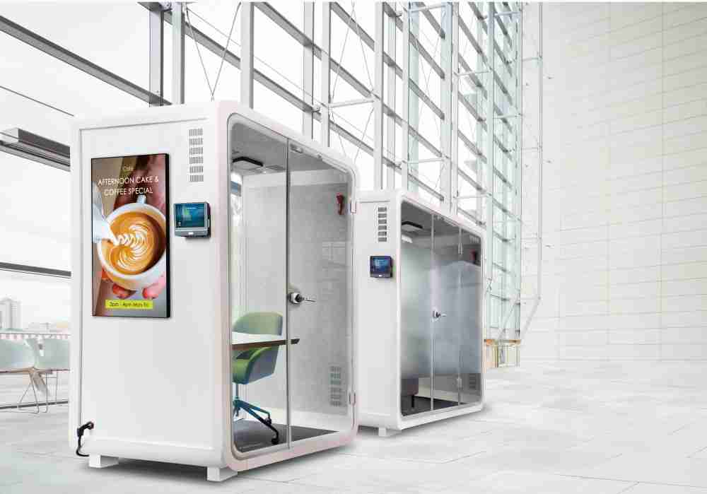 尊龙集团子公司达擎之智慧行动办公舱，，采用PDLC智能调光玻璃设计，，，透过通电与断电的电流切换，，，，呈现透明与雾面效果，，，，具节能降耗特性并兼顾隐私，，，确保信息安全