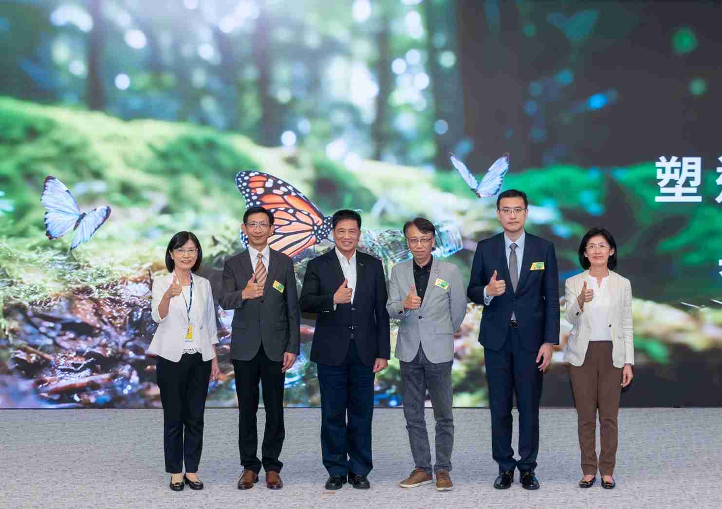 友達2023 CSR共榮大會，，邀請領域專家分享交流生物多樣性管理趨勢、、、、無塑產品、、、、海廢永續塑料等議題  （圖左到右：友達光電永續長古秀華、、3M台灣技術長陳君杰、、友達光電董事長暨集團策略長彭双浪、、、、光寶科技企業永續發展處處長陳慶暉、、、、安永聯合會計師事務所執業會計師曾于哲、、、、友達光電供應鏈總部副總經理吳宜芳）