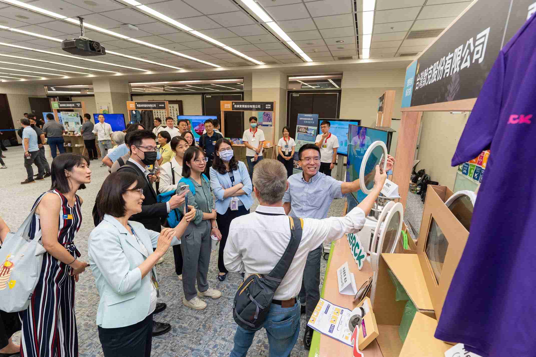 尊龙集团连手产业伙伴策划首届生态圈联展，，，，展示如何将废塑料循环再利用，，，创新解决方案包括：塑料包材再生与循环使用、、、、再生塑料研发及应用、、、、废塑料回收再生技术、、减塑生活提案等