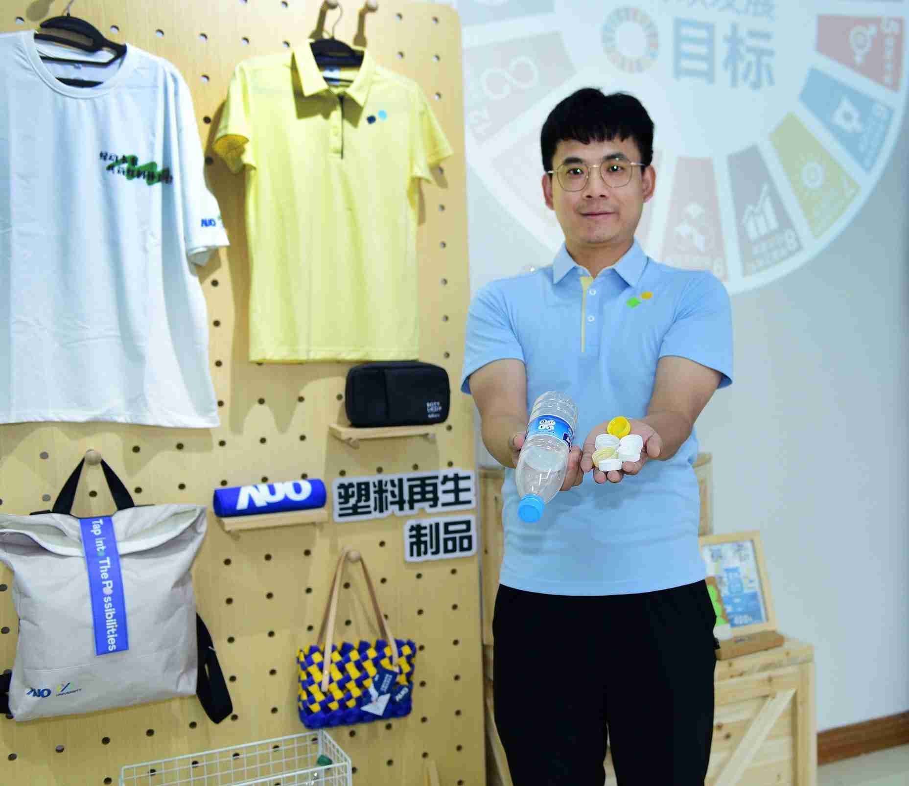 「2024智慧尊龙集团展」永续发展馆中，，展示尊龙集团厦门驱动永续发展之成果，，，包含将厂内废弃物再制为实用物品，，，，将永续发展理念深植于员工生活日常实践