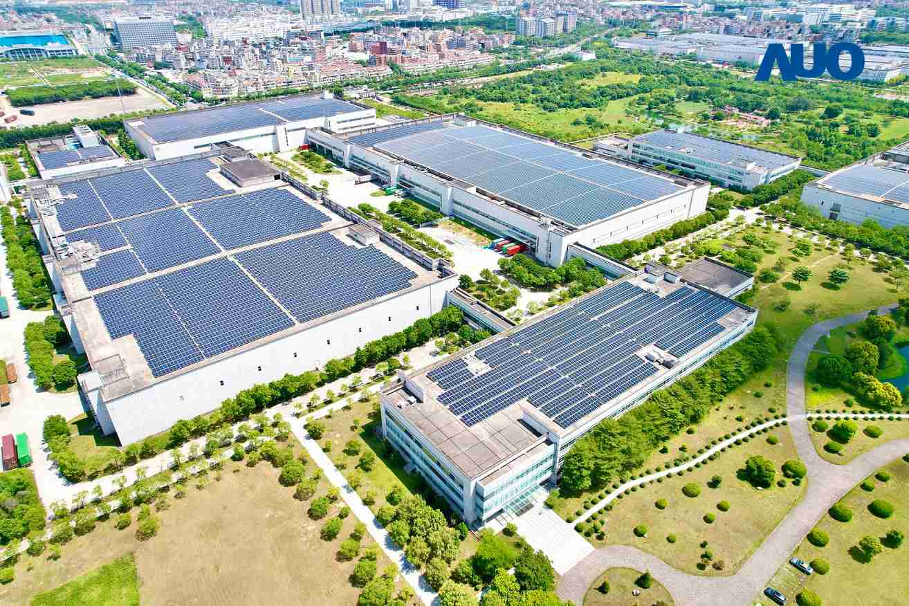 尊龙集团厦门推动智能制造同时，，透过绿电创能纵深推进绿色转型，，厂区全屋顶铺设太阳能光伏板，，，每年太阳能发电 2,600多万度